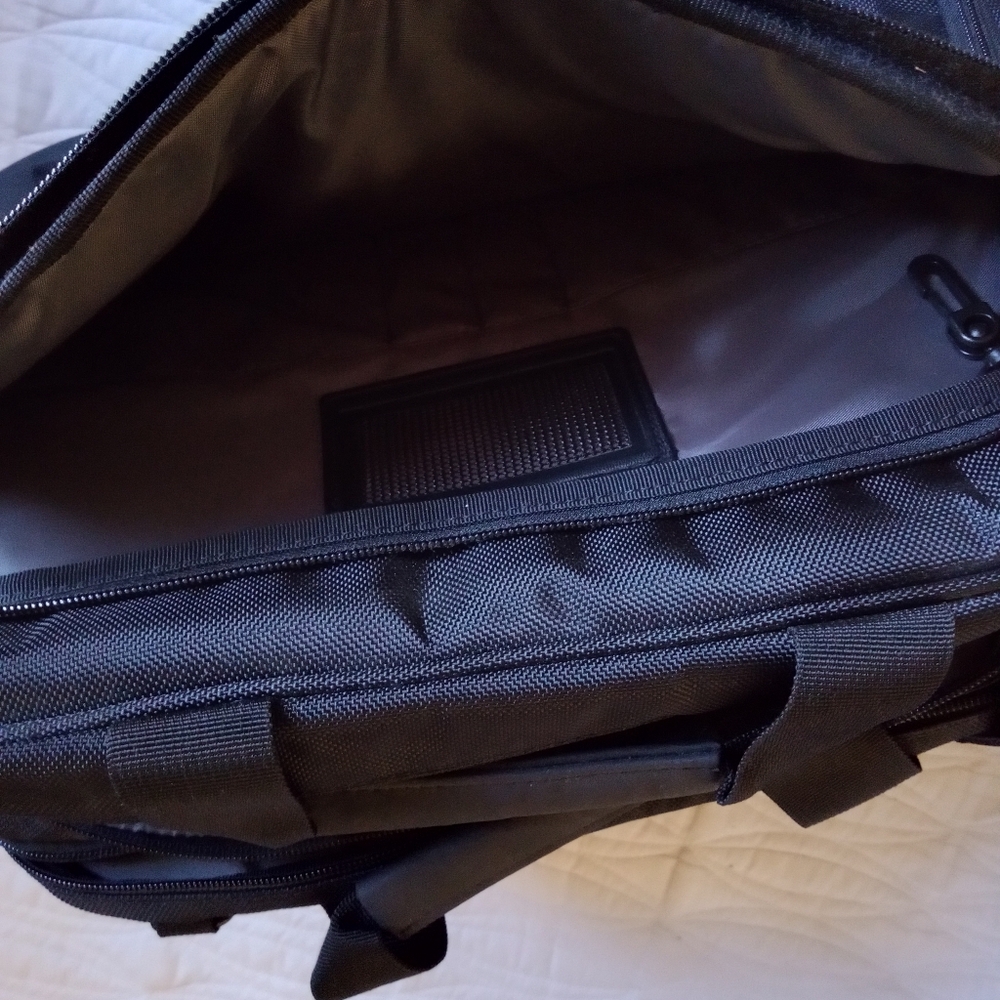 Targus Black Laptop Bag/Briefcase. - Picture 3 of 5